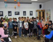 Fotografija otrok, ki nastopajo uporabnikom VDC Ajdovščina-Vipava