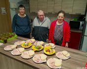 Uporabniki pred polno mizo dobrot