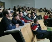 Ogled fotografij in obujanje spominov na nogometne turnirje