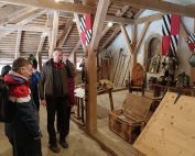 Ogled zbirke v predjamskem gradu