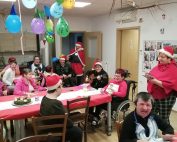 V bivalni enoti sta čarobno popoldne s praznično tombolo popestrili Vida in Blanka