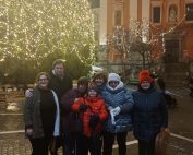 Veseli ob uspešnem nastopu na okrašenem trgu