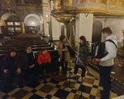Glasbeni nastop ob jaslicah v frnačiškanski cerkvi v centru Ljubljane
