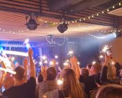 Dobrodelno vzdušje na koncertu 22. decembra 2023 v Bar hiša Mladih