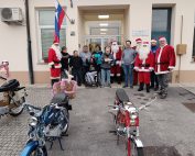 Božički na Tomosih so nas obiskali in obdarili z dominami