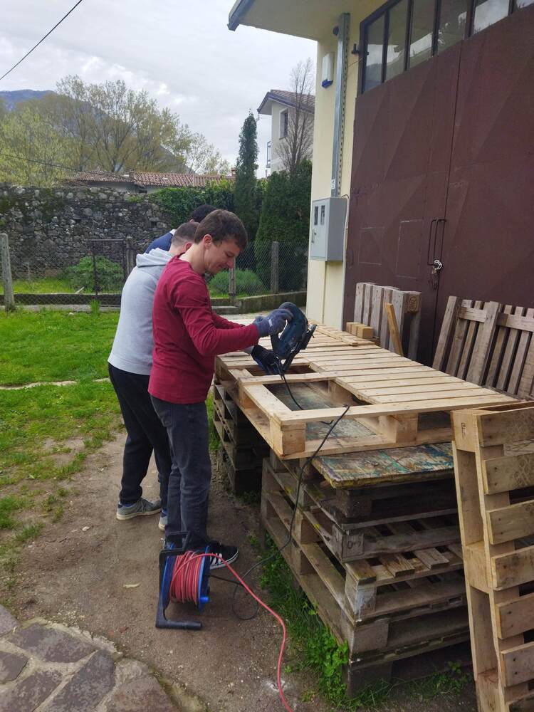Prvi leseni izdelki za naš Dičeči vrt v Ajdovščini