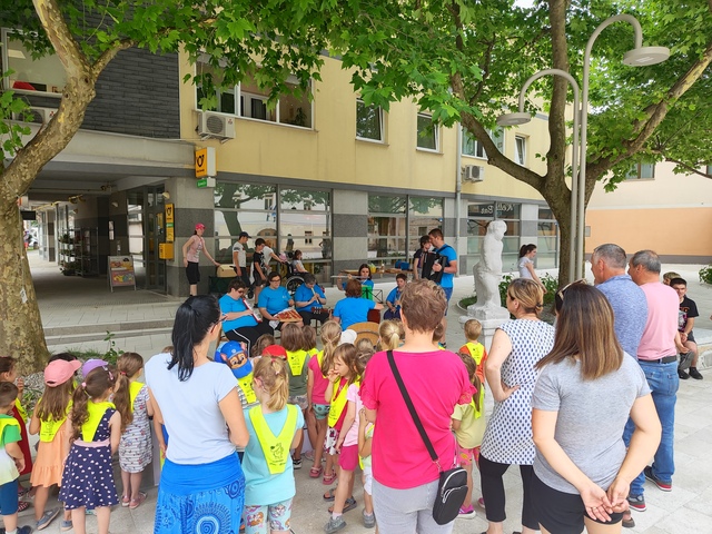 Na dogodku Z glasbo v poletje so poleg glasbene skupine VDC nastopili predstavniki vseh vzgojno - izobraževalnih ustanov v Občini Vipava