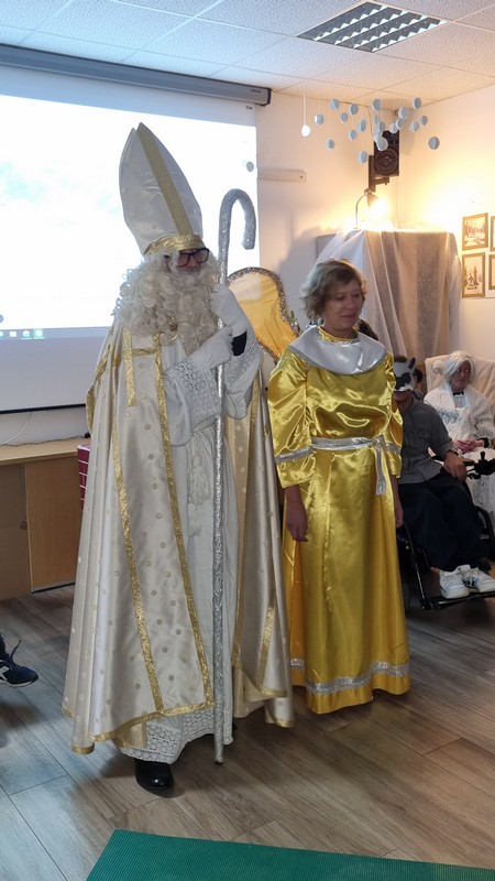 Sveti Miklavž z angelom.