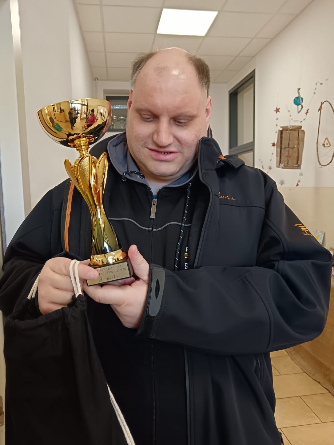 Miloš zaslužno in ponosno v rokah drži pokal