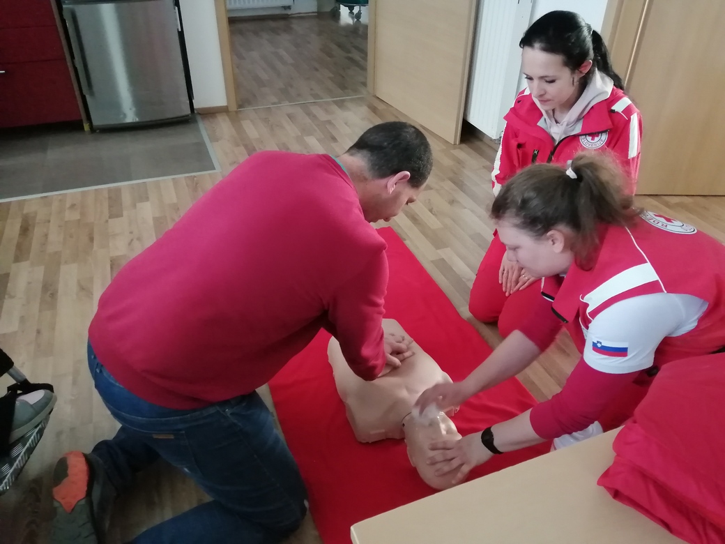Prostovoljki Rdečega Križa Ajdovščina sta nam predstavili temeljne postopke oživljanja