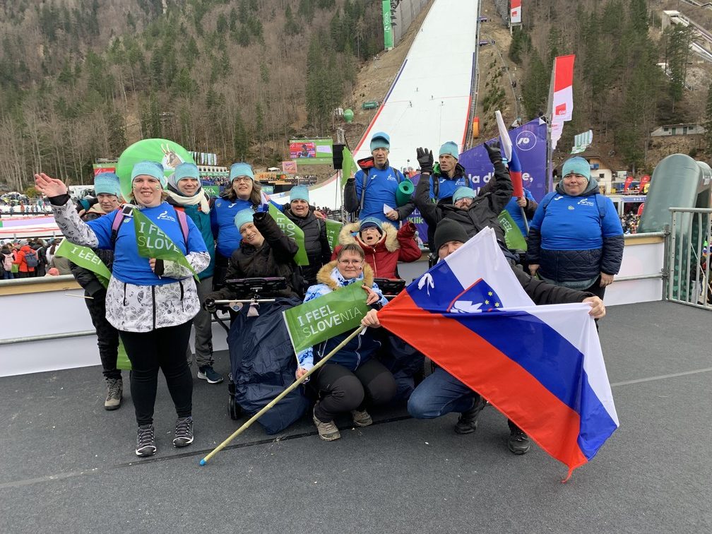 Pod planiško skakalnico smo navijali za slovenske orle