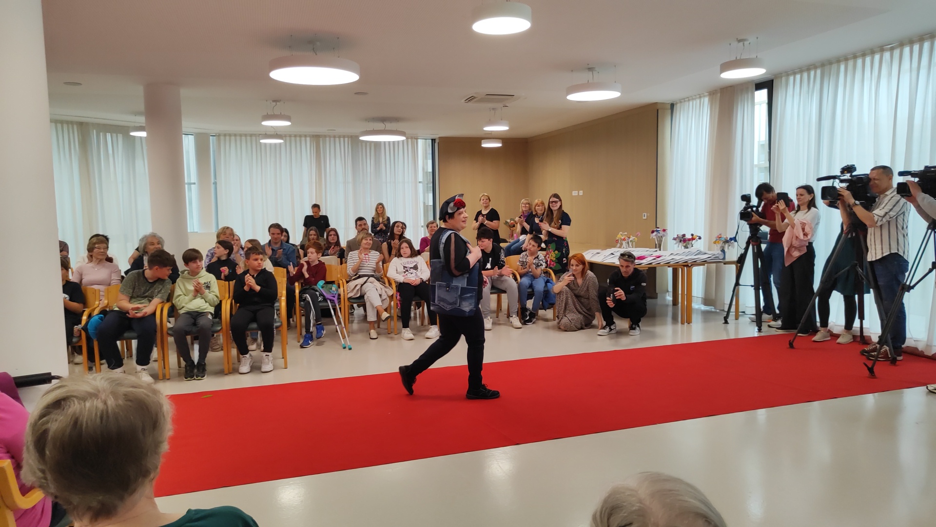 Samozavest in nasmešek na modni pisti