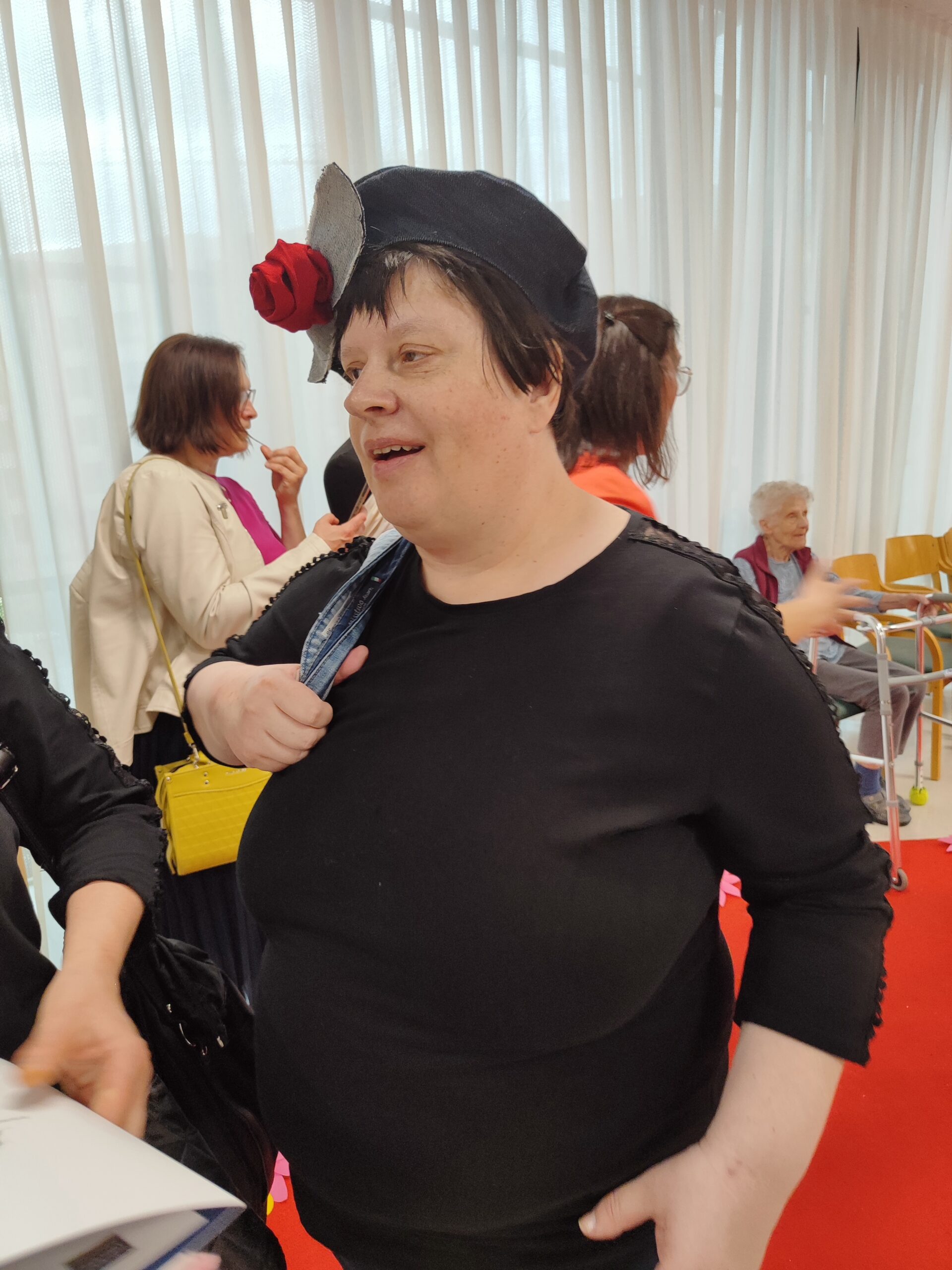 Klobuki in baretke izdelani prav za medgeneracijsko modno revijo.