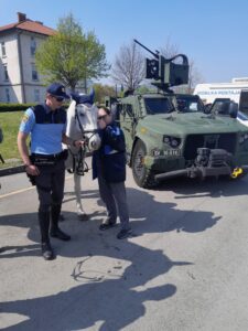 Z zanimanjem smo se sprehodili okrog vojašnice v Vipavi