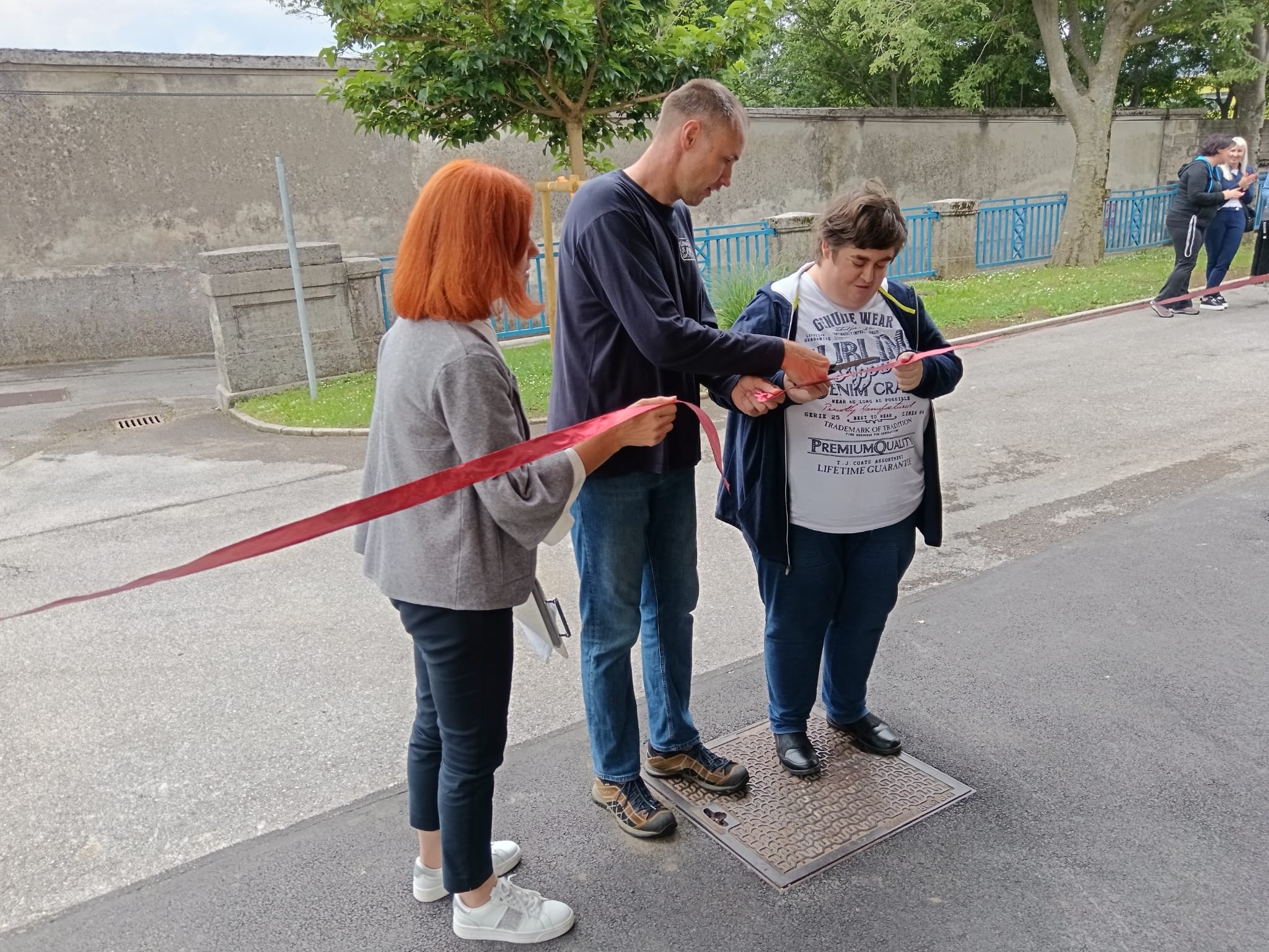 Danijela, Matej in Matejka so prerezali trak ob otvoritvi novega nadstreška