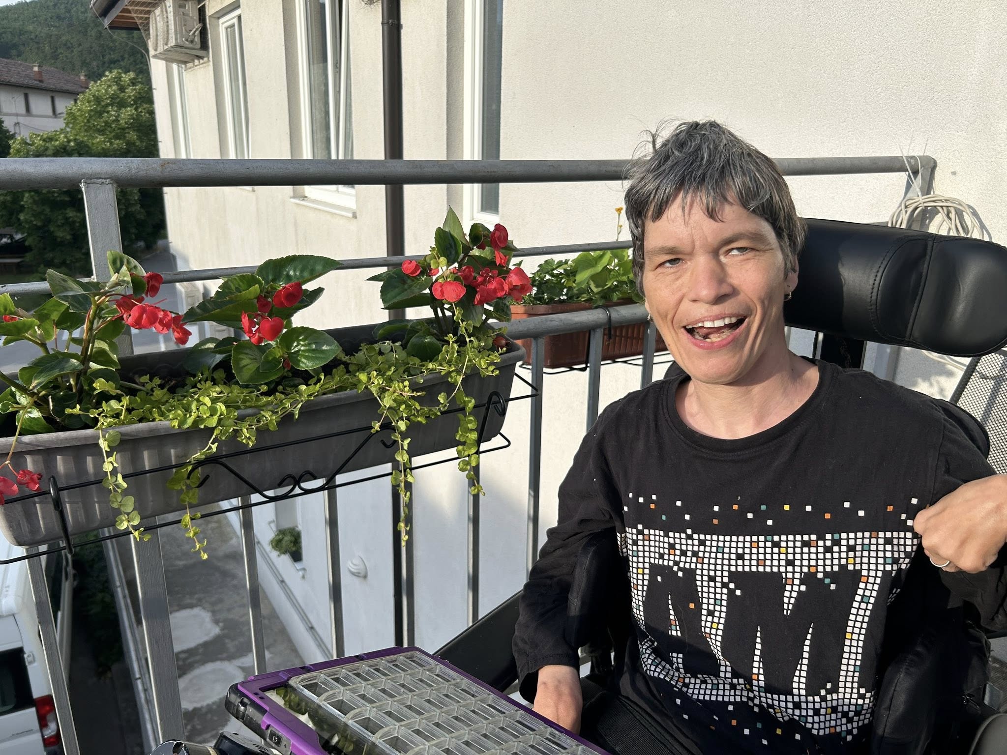 Katka med cvetjem