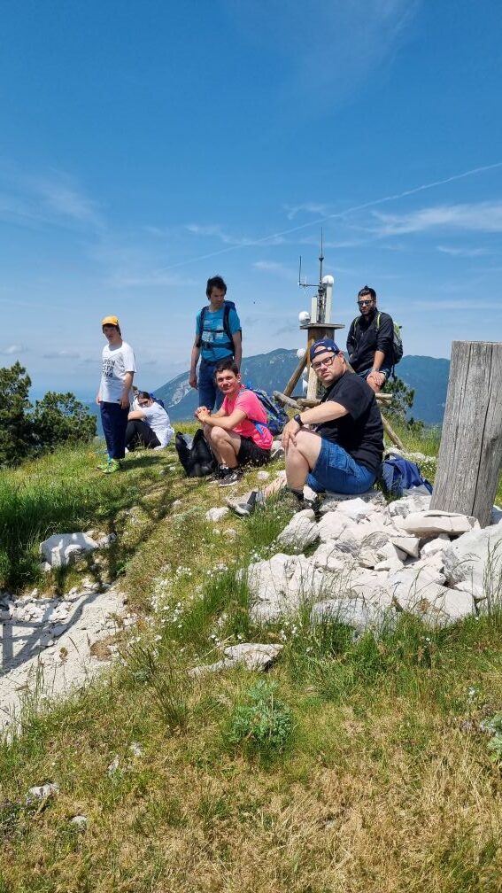 Skupina uporabnikov na Sinjem Vrhu. V ozadju Vipavska dolina, Čaven, Trnovski gozd.