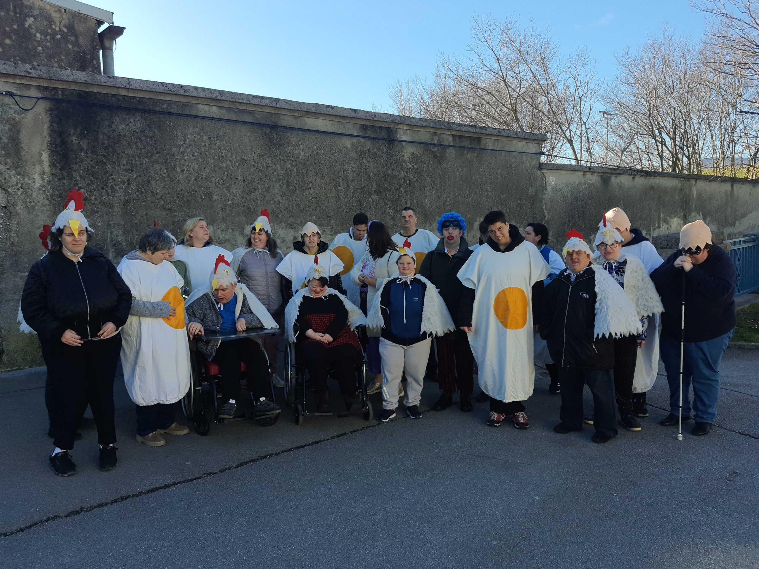 Na sliki so maškare iz enote Ajdovščina. predstavljajo jajca in piščančke.