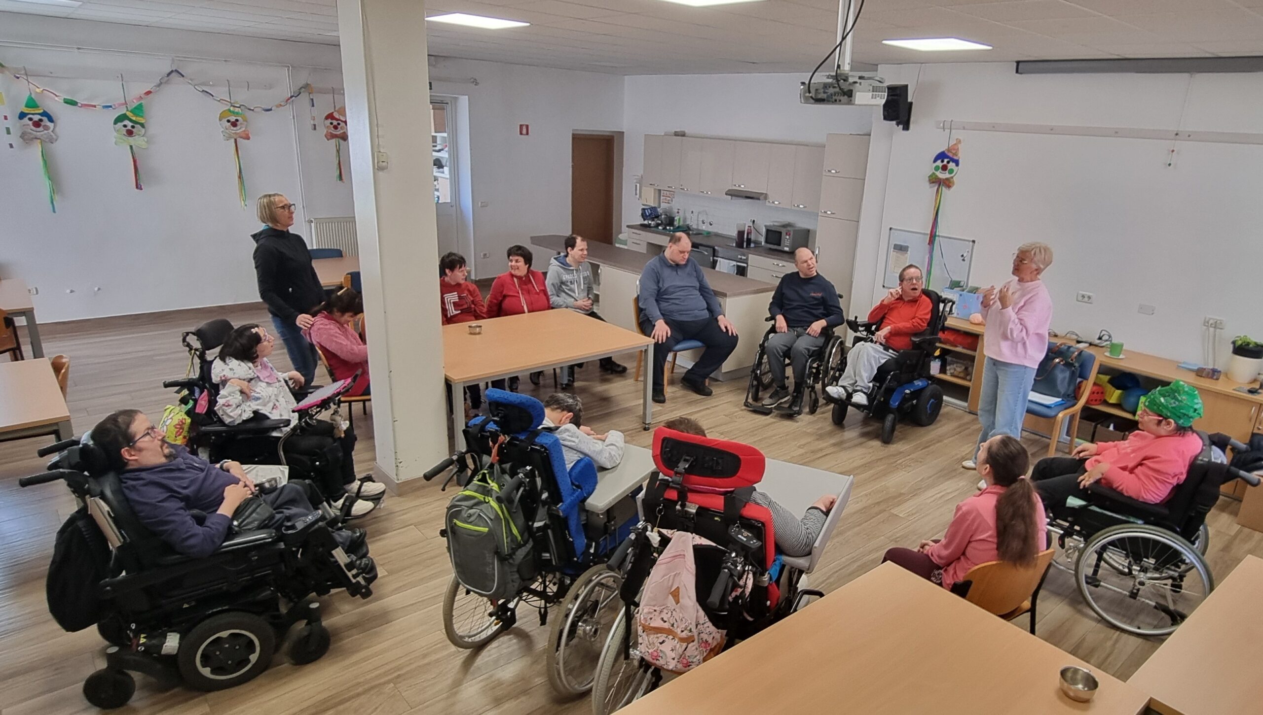 Udeleženci joge smeha v enoti Vipava.