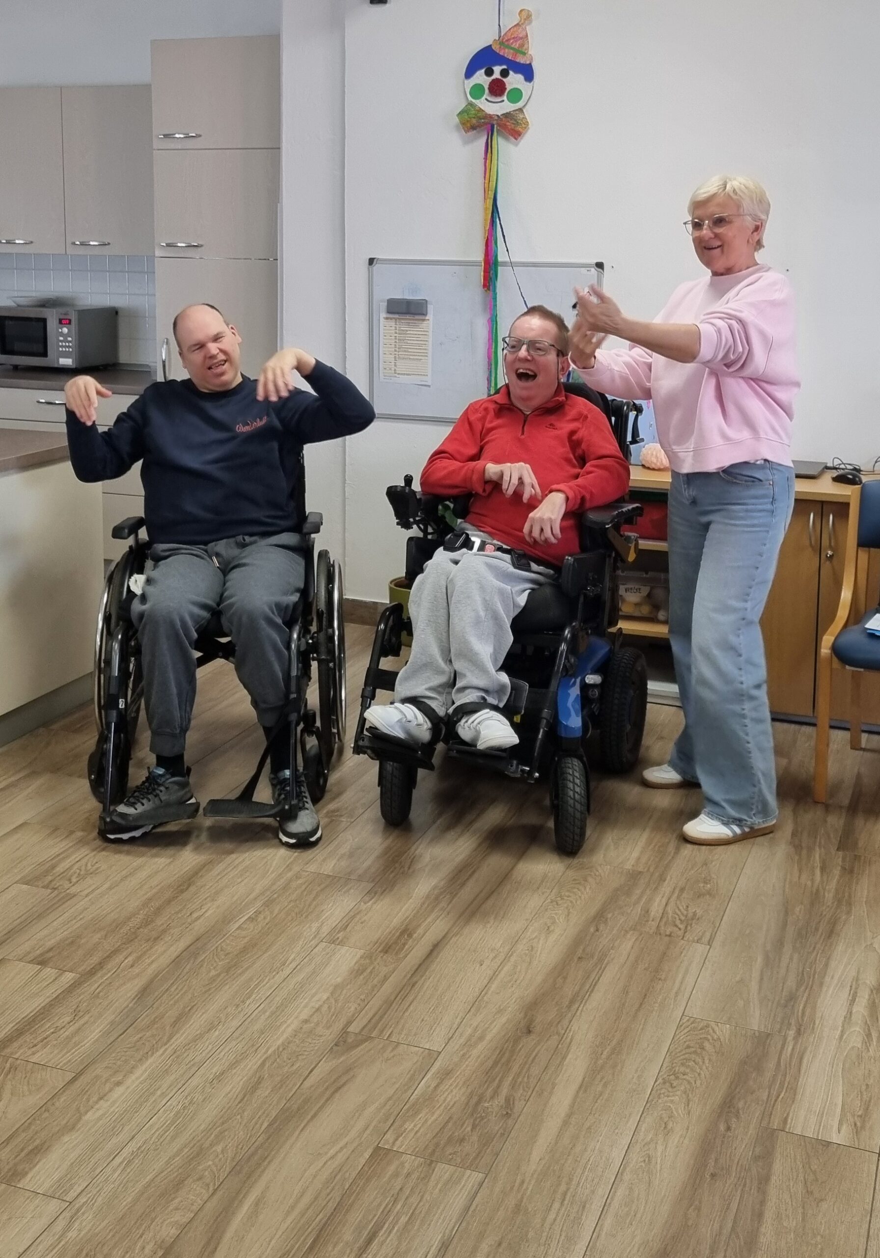 Gospa Damjana stoji poleg Martina in Urbana in z rokami kaže gib.