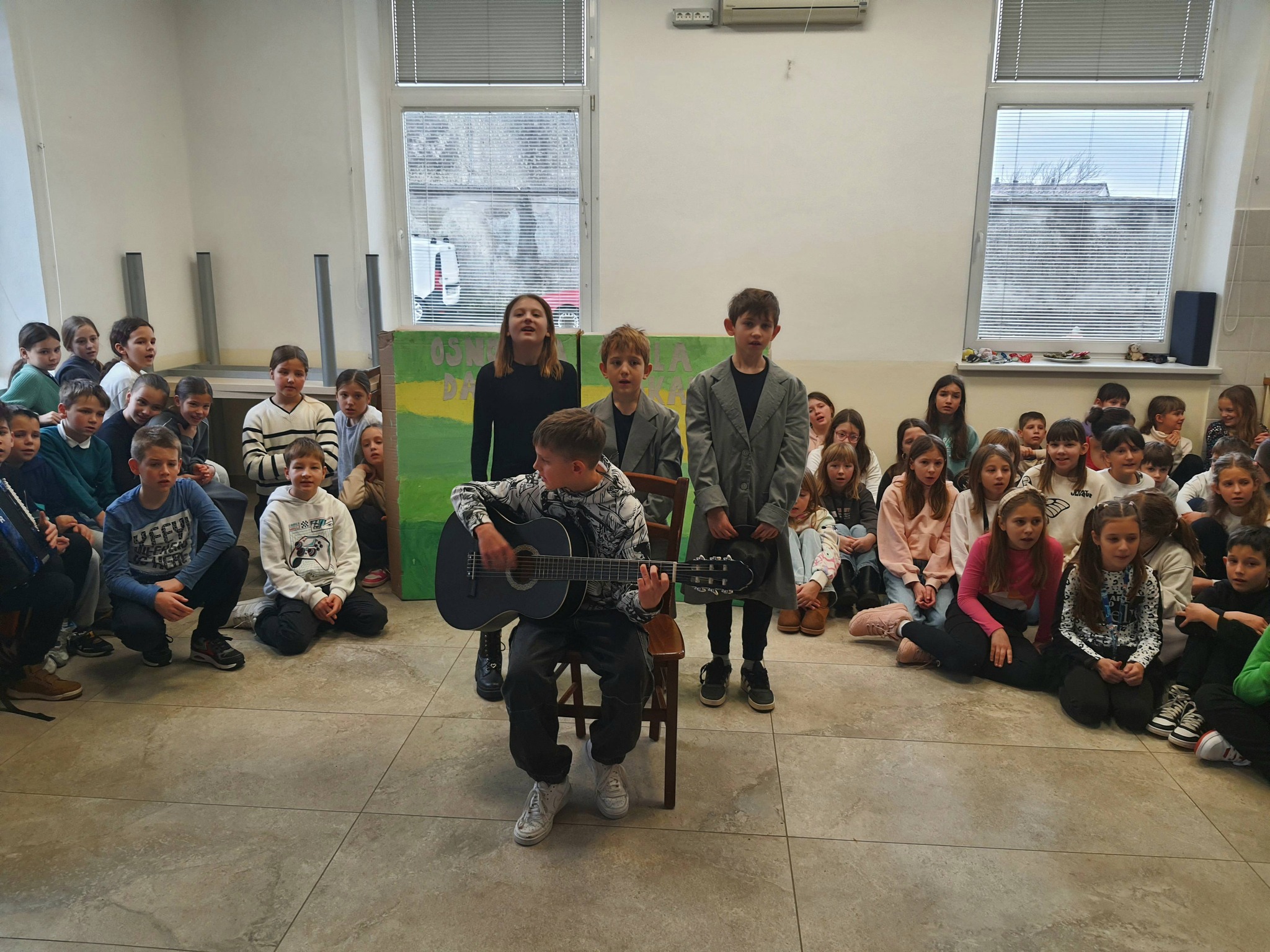 Četrtošolci so nam v ajdovski enoti pripravili pester kulturni program