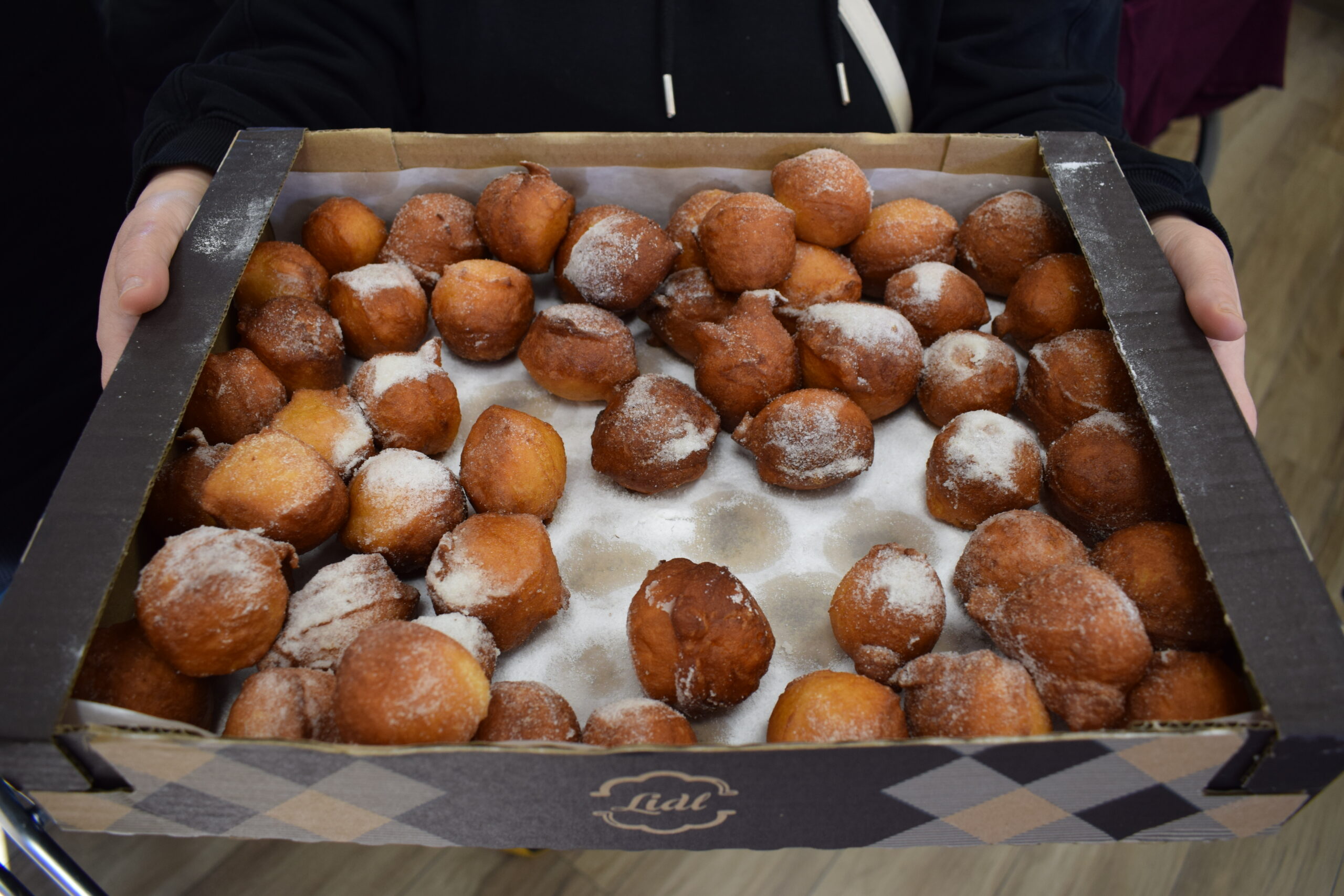 Na sliki je pladenj poln ocvrtih mišk.