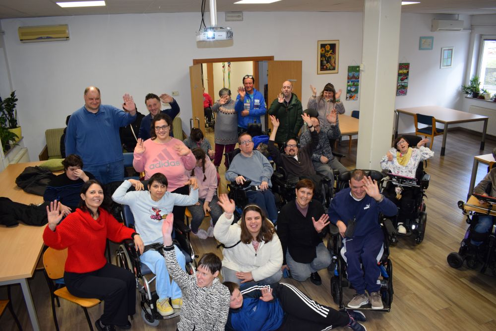 Skupina v enoti Vipava s pevko Jano Hladnik Tratnik.