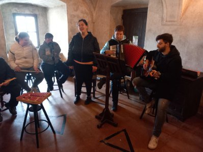 Na obisku pri DRAMSAM na Gradu v Stari Gorici smo zaigrali in zapeli nekaj iz našega repertoarja