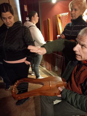 Izvedeli smo veliko zanimivega o srednjeveški glasbi in glasbilih, na katera smo tudi poizkusili zaigrati