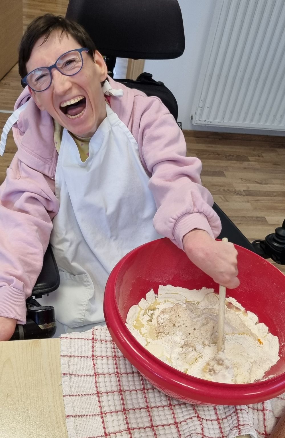 Jožica mesi testo za potico.