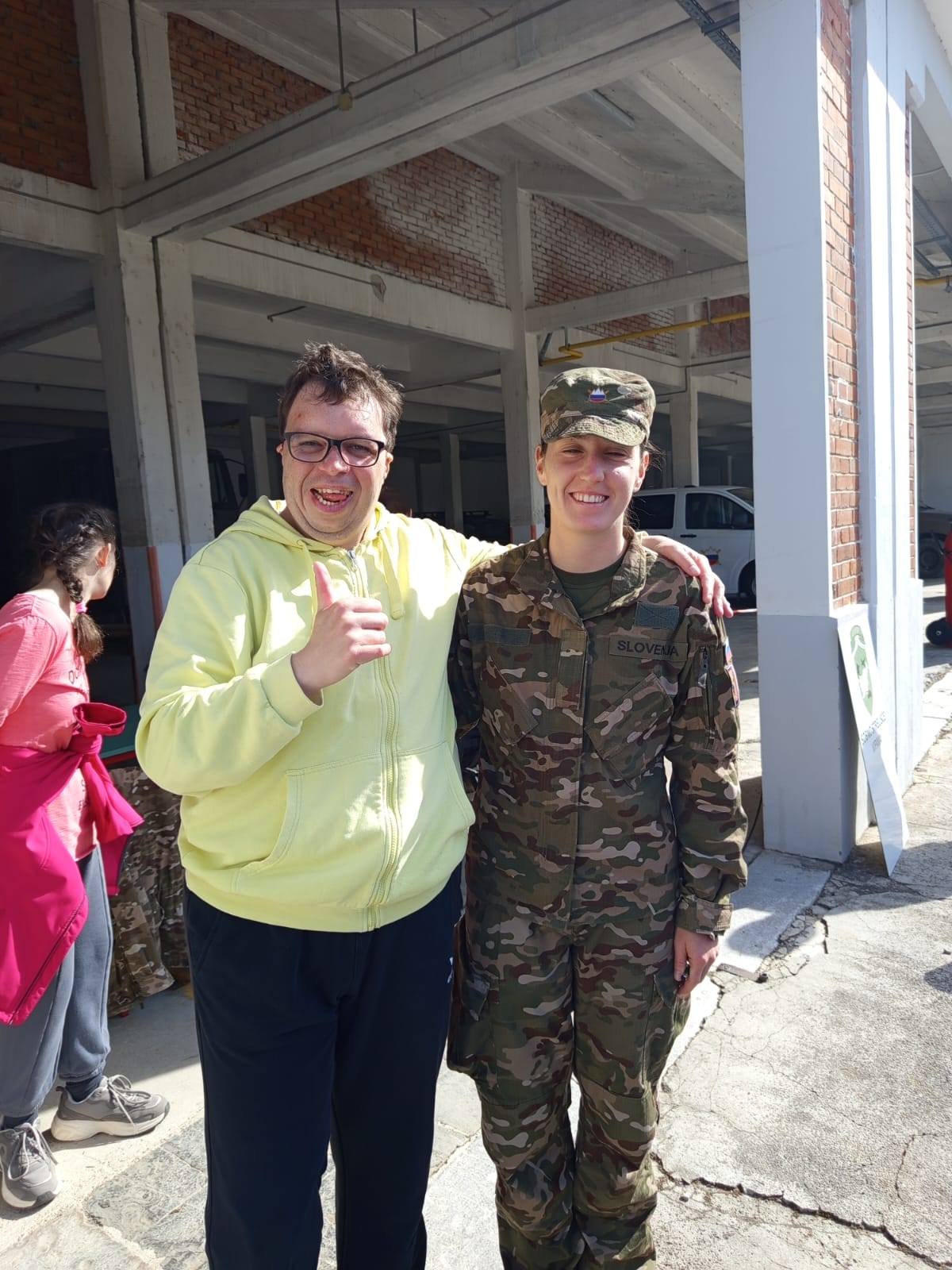 Ponosno ob vojakinji