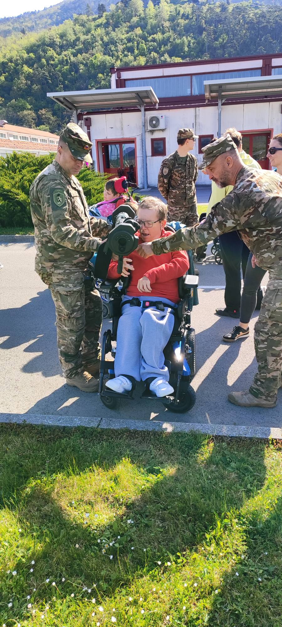 Pogled skozi vojaške optične naprave