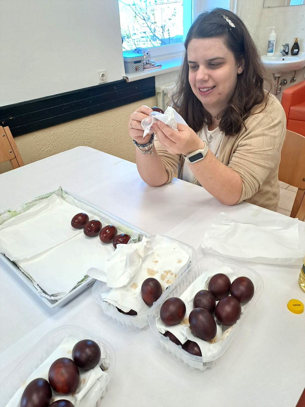 Ema barva jajčka s čebulno tehniko.