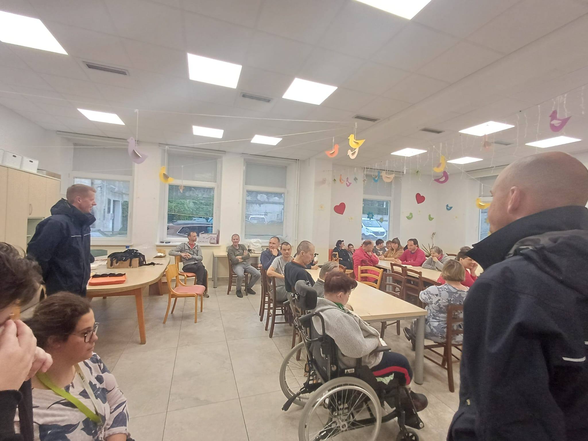 Ajdovski gasilci so nas opremili z informacijami kako pravilno ravnati v primeru požara ali druge nesreče in nam pomagali izpeljati vajo evakuacije.