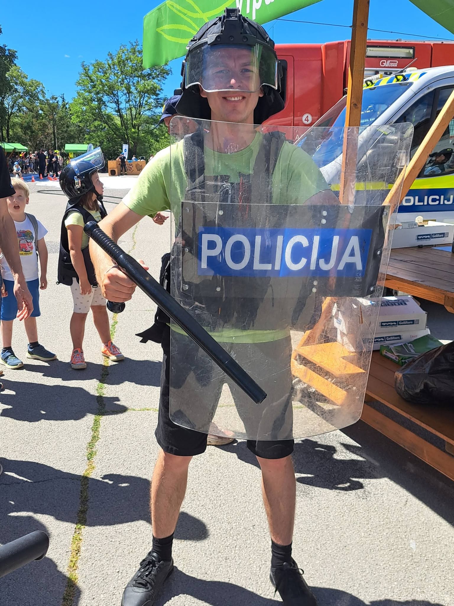 V policijski "bojni" opremi