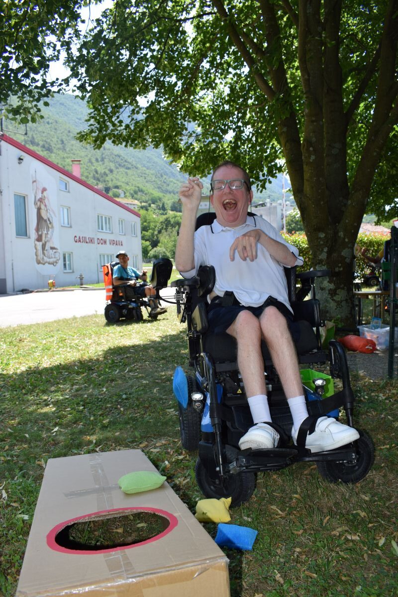 Martin meče vrečko in skuša zadeti odprtino v škatli.
