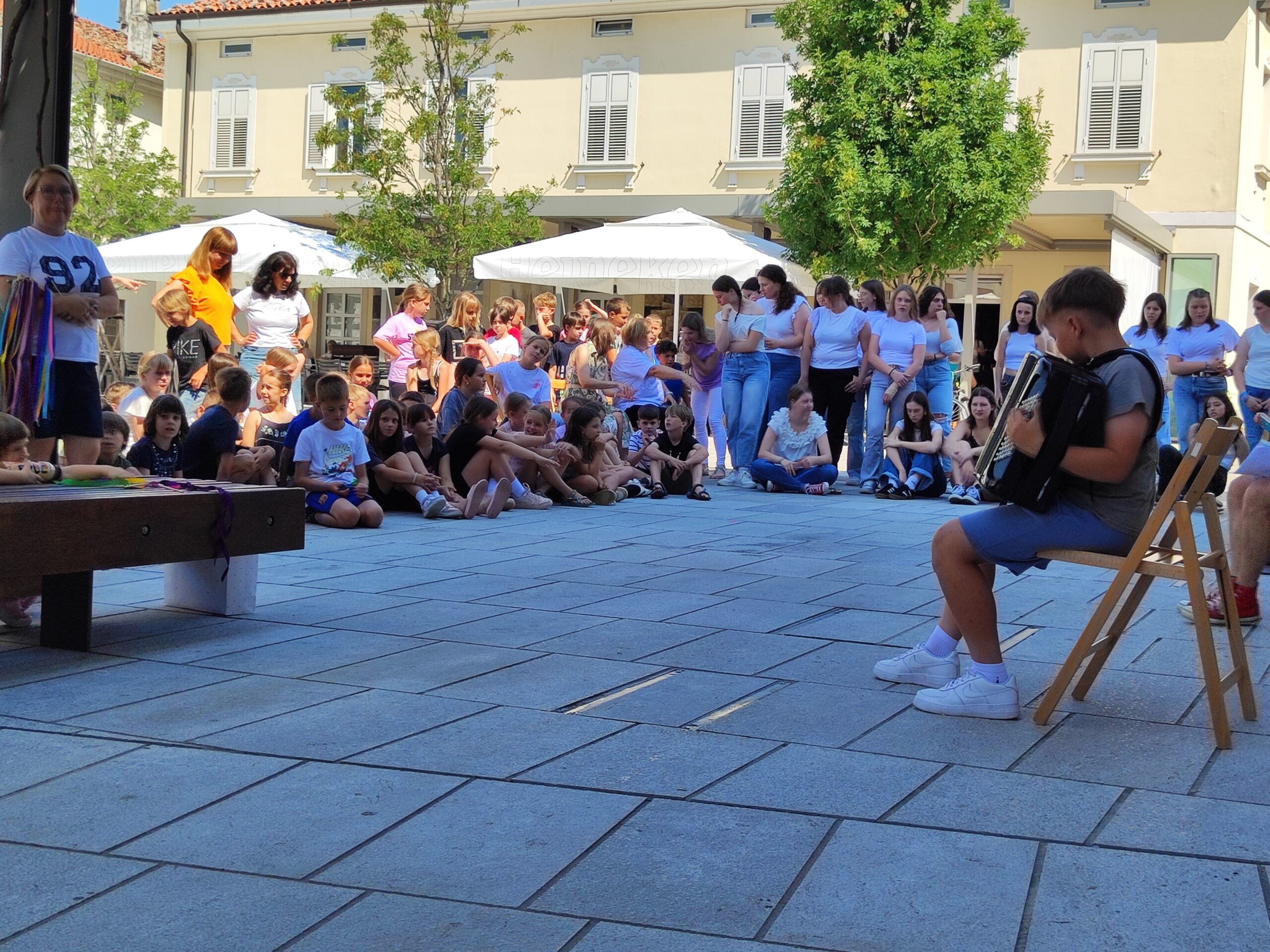 Glasba je združevala na Lavričevem trgu v Ajdovščini