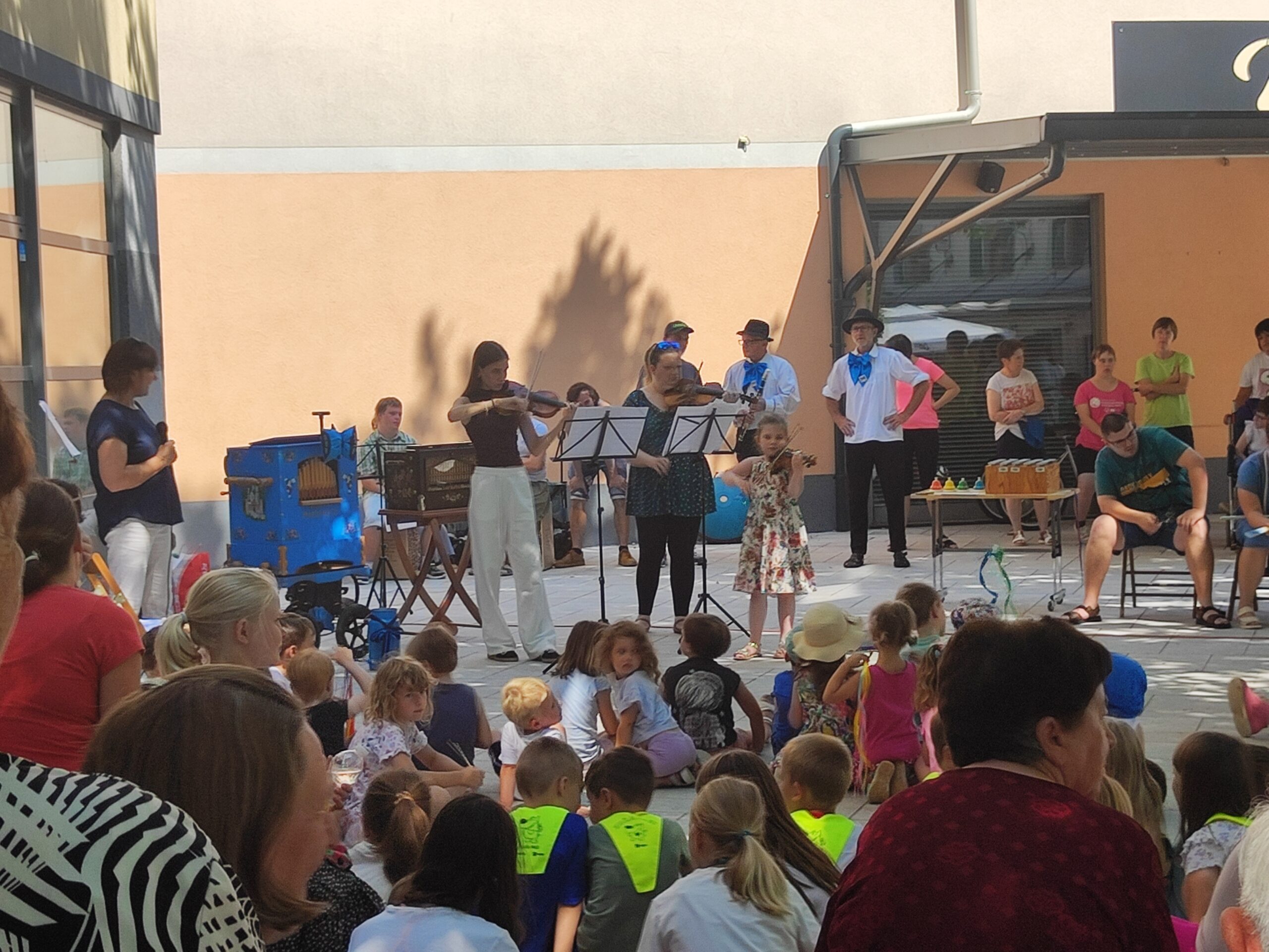 Trio violinistk in pisana publika na Vipavskem trgu