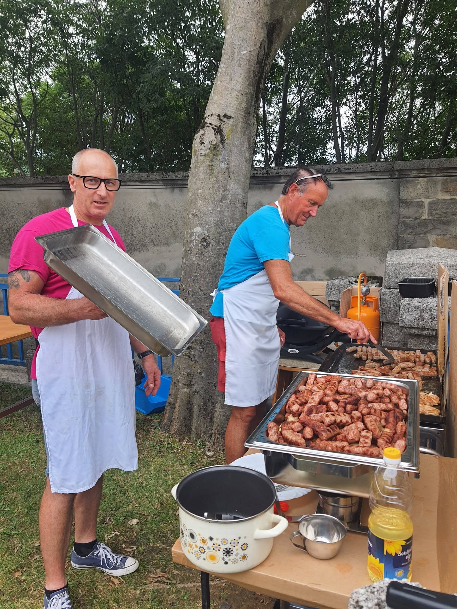 Rajko in Dean sta skrbela za omamne vonjave iz žara. Spekla sta čevapčiče, hrenovke in druge dobrote.