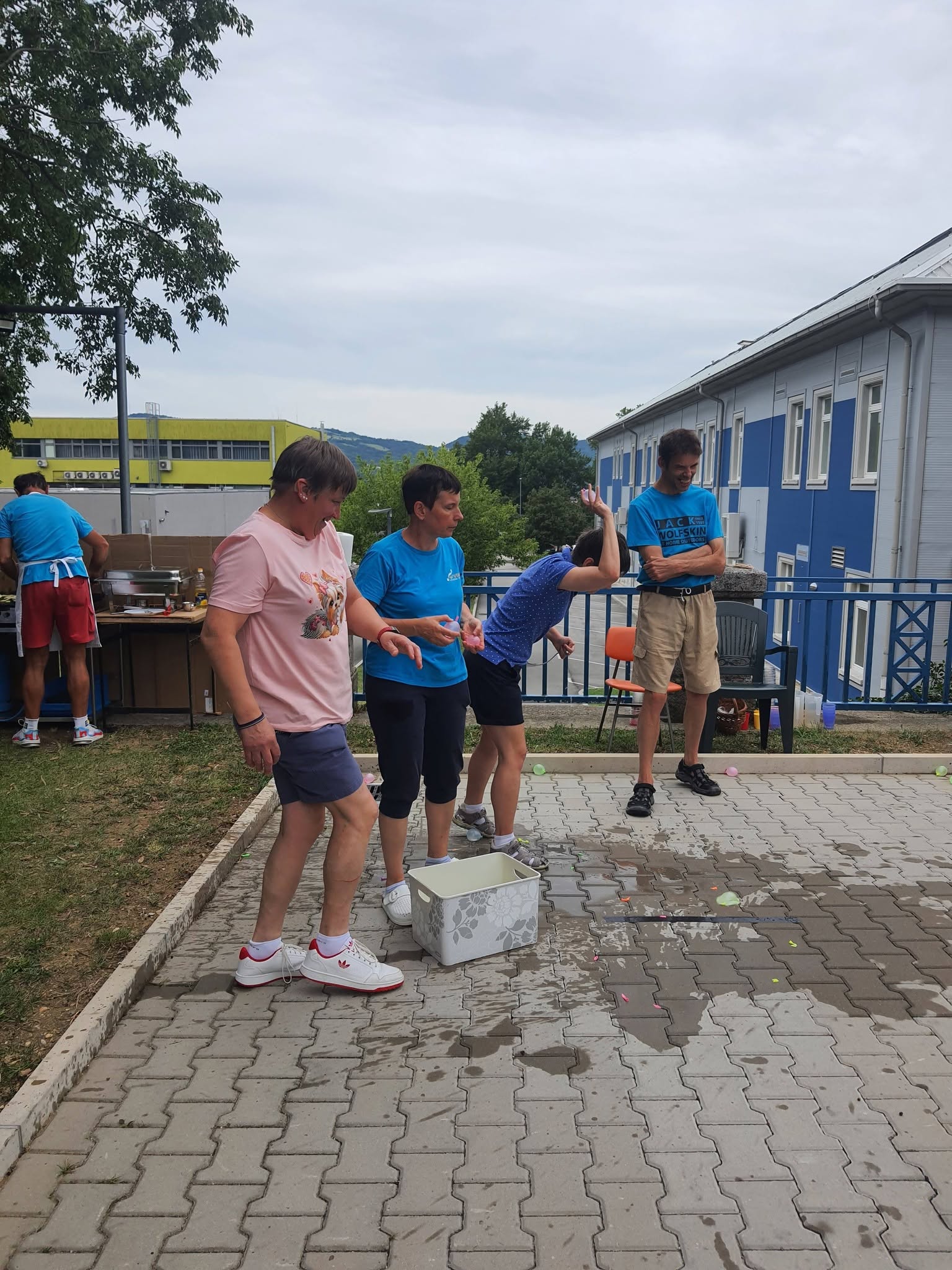 Katja, Jadranka in Matej so sodelovali v zabavnih igrah z vodnimi balončki.