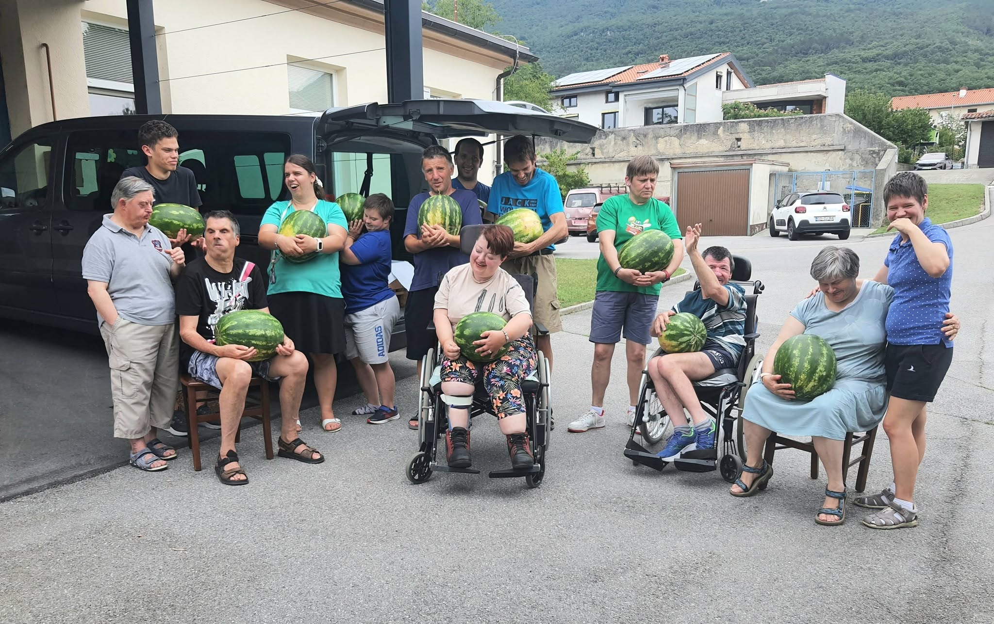 Uporabniki so v roke prijeli vsak svojo lubenico, ki nam jih je pripeljal Zvonko Slokar.
