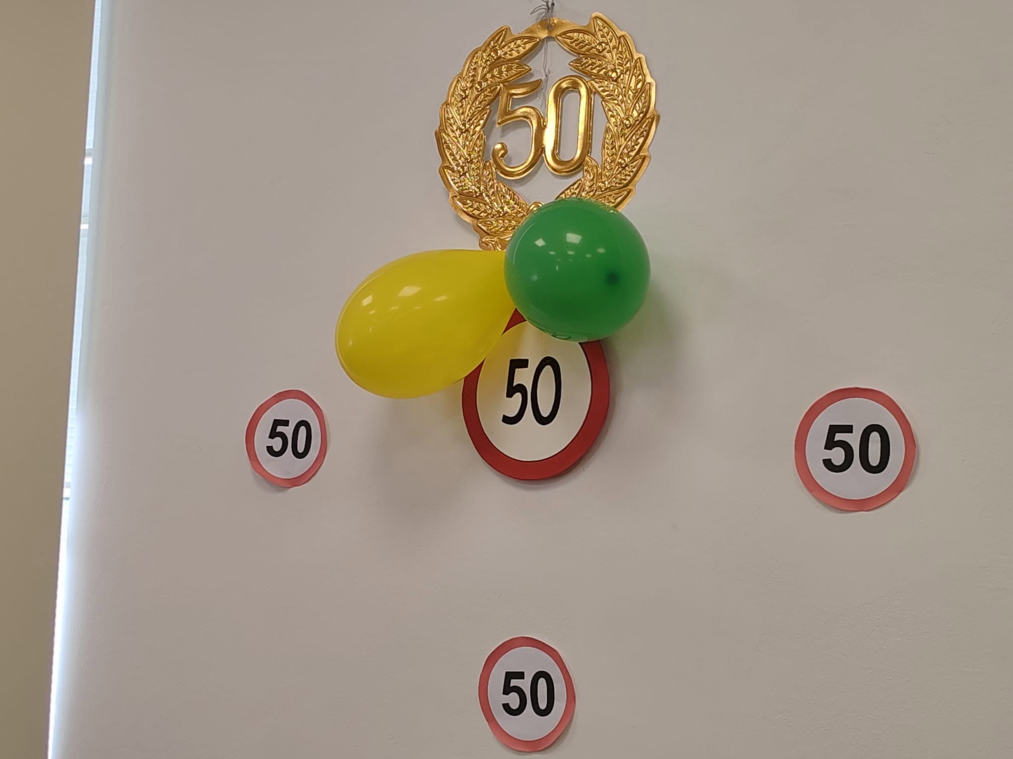 Prostor za praznovanje smo okrasili s številko 50 in baloni