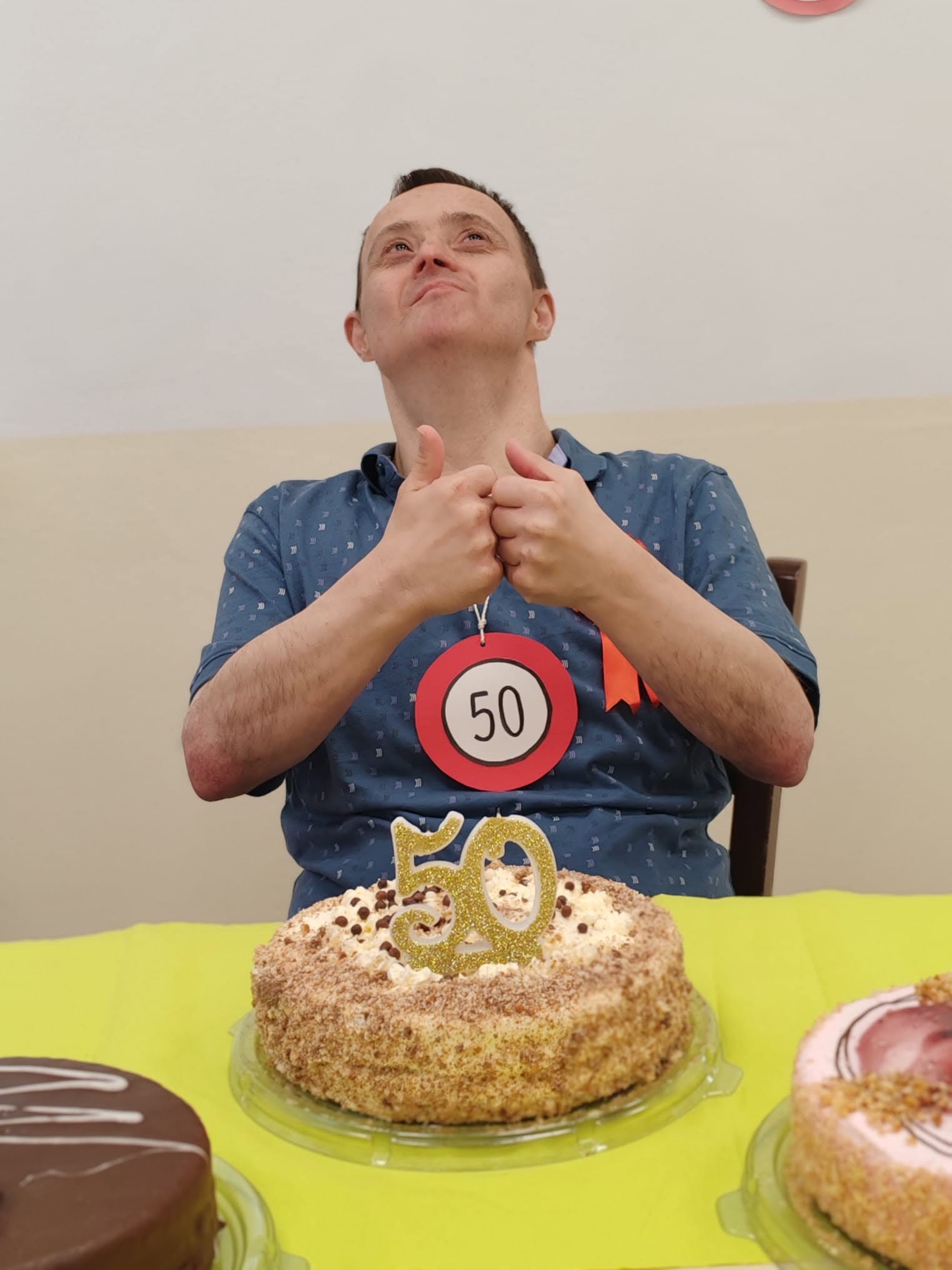 Janko ob torti in s kolajno s številko 50 okrog vratu