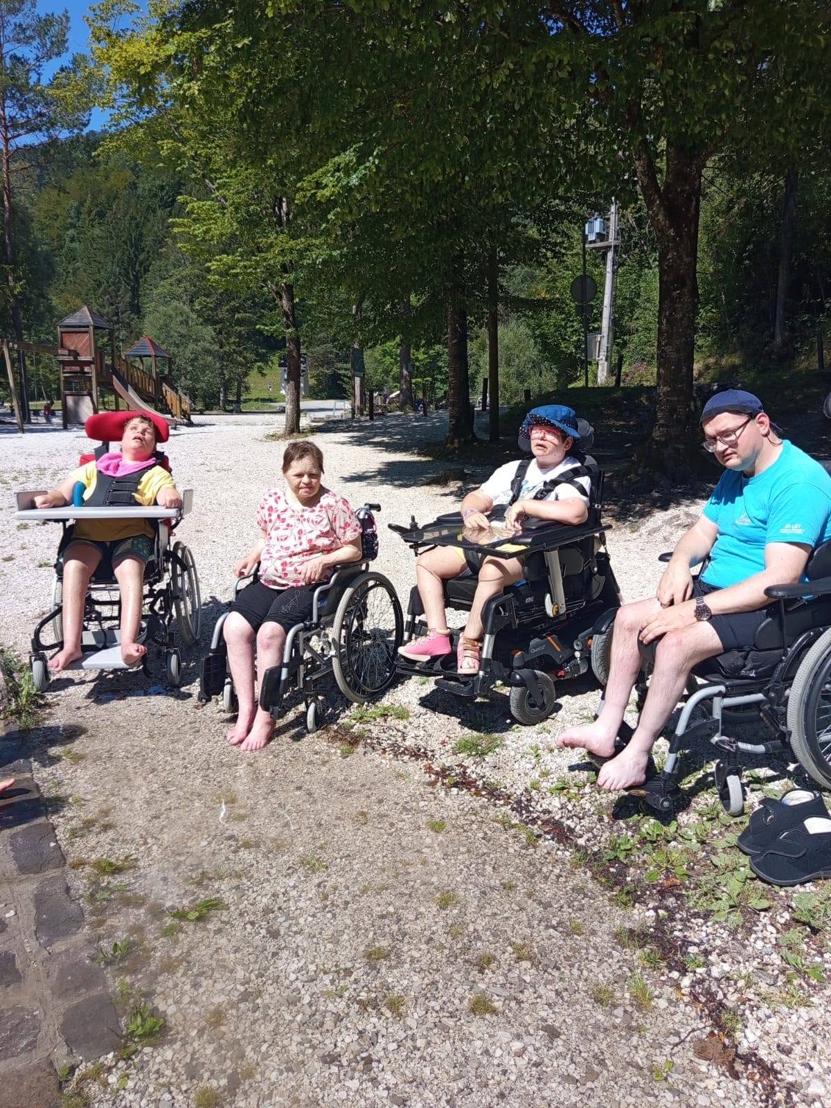Vipavska druščina se hladi ob Idrijski Beli