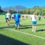 Ogrevanje vseh udeležencev Calcio Sociale - vsi skupaj so povezani v velik krog.