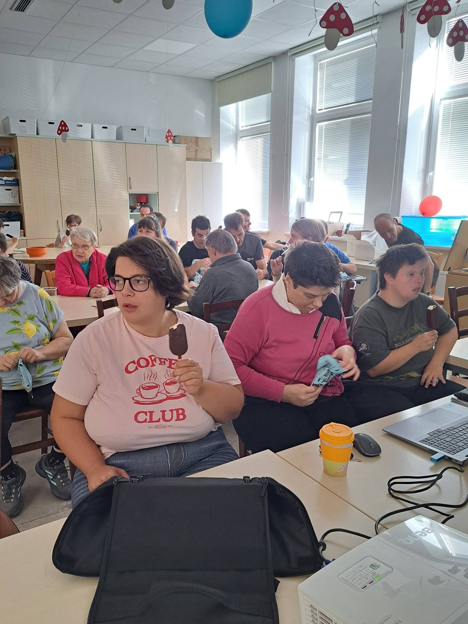 Uporabniki v enoti Ajdovščina na spominskemu druženju ob kavi in sladoledu ob slovesu nekdanje uporabnice Patricije Šušmelj