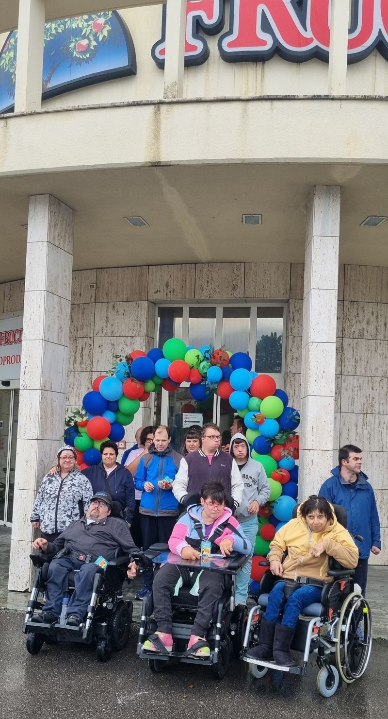 Skupina uporabnikov pred vhodom podjetja Fructal.